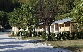 Camping Le Jardin 3 étoiles - chalets, bungalows et emplacements nus pour des vacances nature le long de la rivière le Gijou